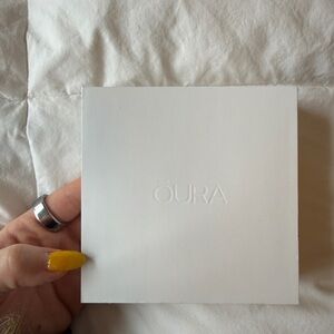 Oura Ring in Silver with White Accessory Box
